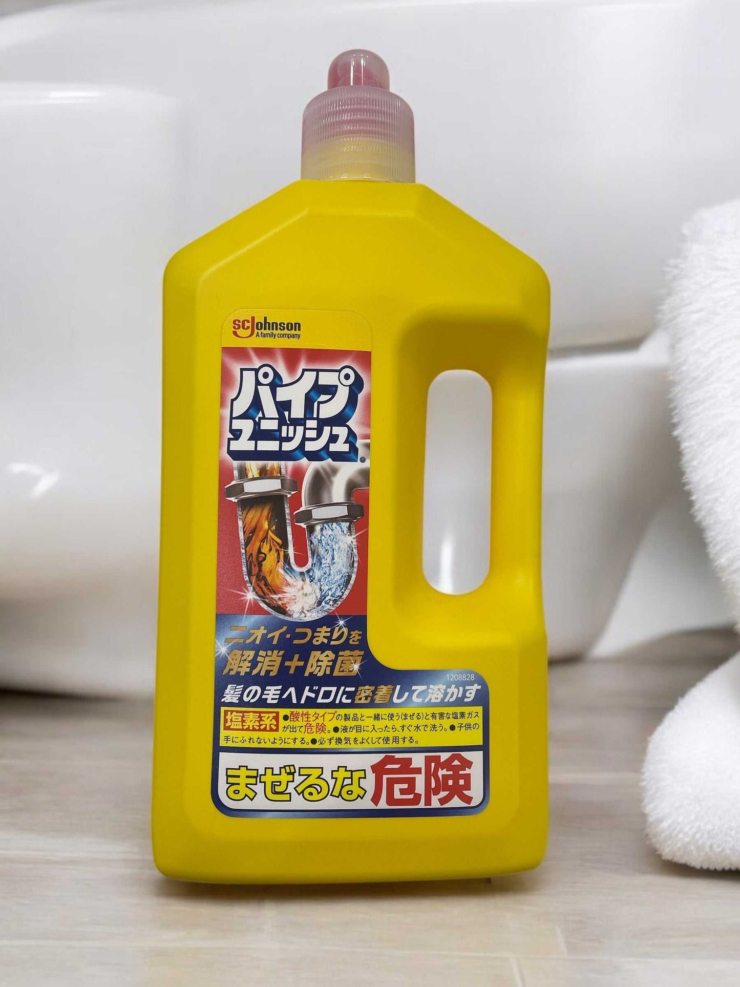 Yellow 800g bottle of パイプユニッシュ drain cleaning gel for odor and clog removal.