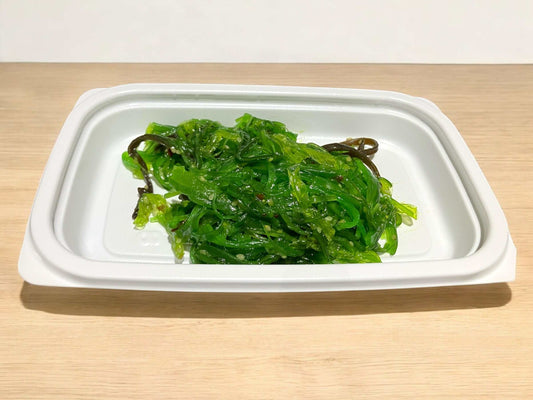 惣菜商品の小分けごまわかめ110gパック、海藻とごま油の芳醇な風味。