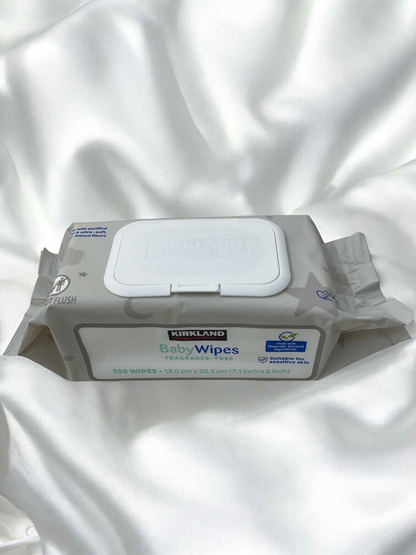 KS ベビーワイプス包装、カークランドシグネチャー無香料・アルコールフリー赤ちゃん用おしりふき100枚入りパック。