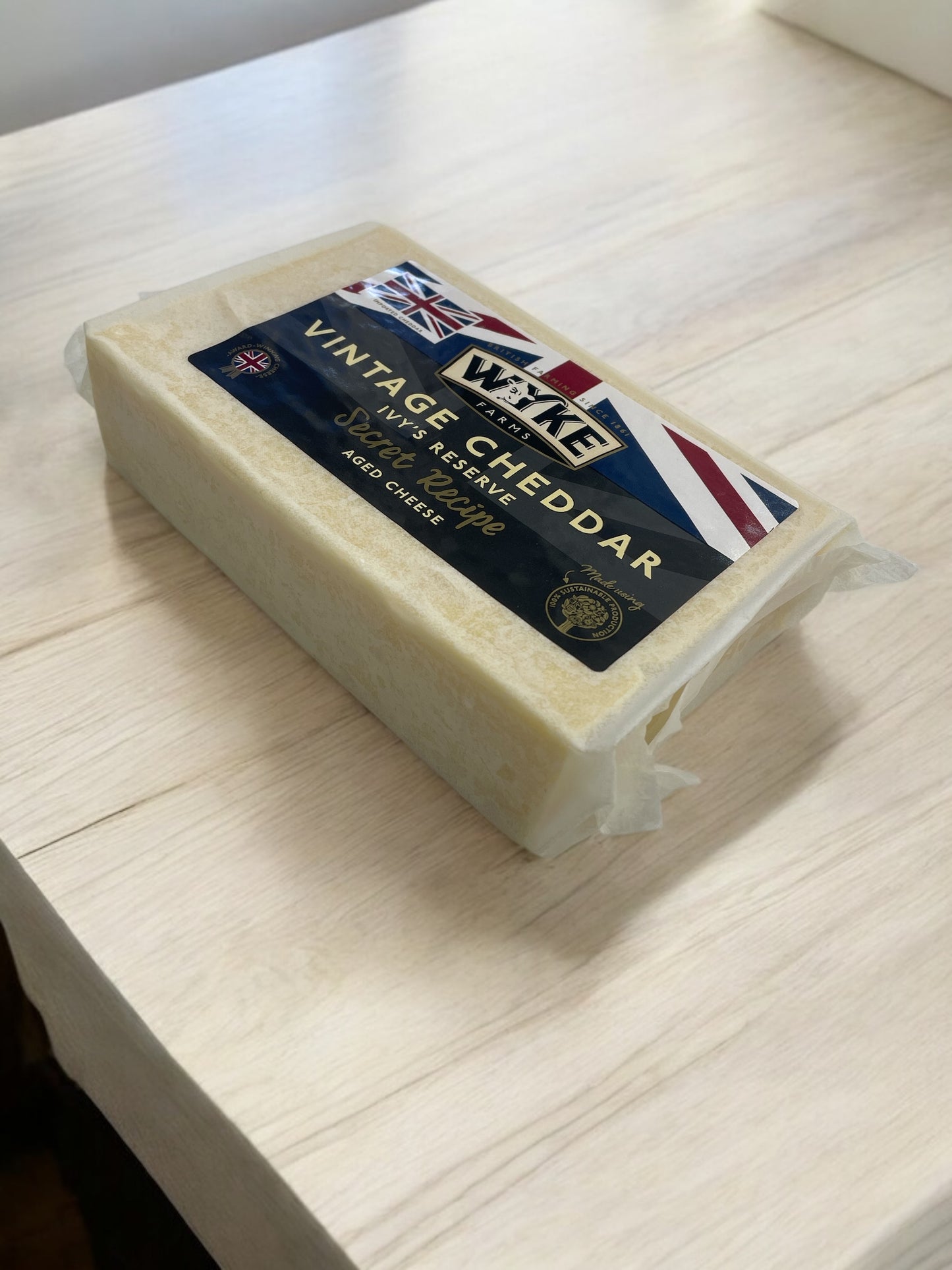 【冷蔵商品 チーズ】ワイクファームズ  ヴィンテージ チェダーチーズ  500g   VINTAGE CHEDDAR  /  WYKE FARMS   イギリス産