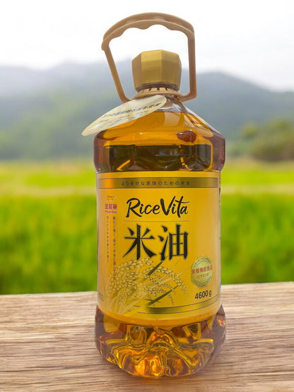 Large 4600g bottle of Rice Vita 米油, high in y-オリザノール, vitamin E, plant sterols, and oleic acid, known for its resistance to oxidation and gentle rice aroma.