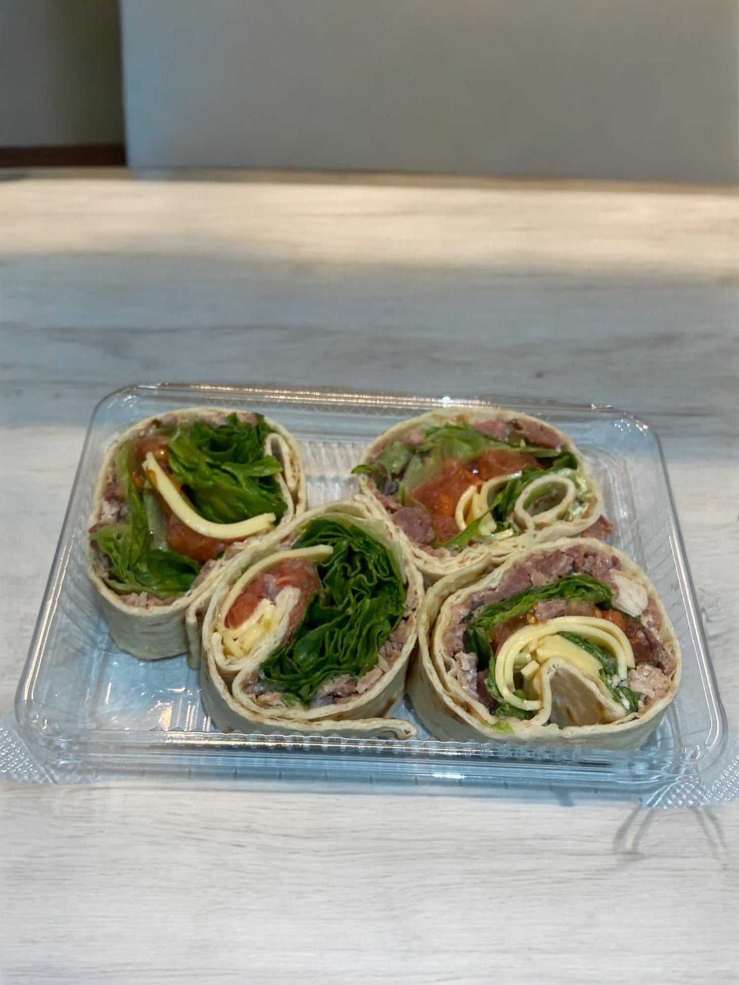 Pack of four ハイローラー wraps with bacon, lettuce, tomato, and natural cheese in tortillas