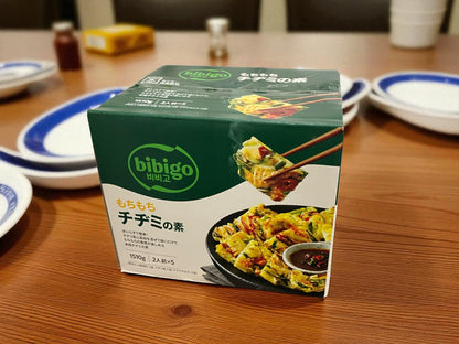 Bibigo チヂミの素 2人前×5袋 Korean pancake mix box on wooden table with plates in background
