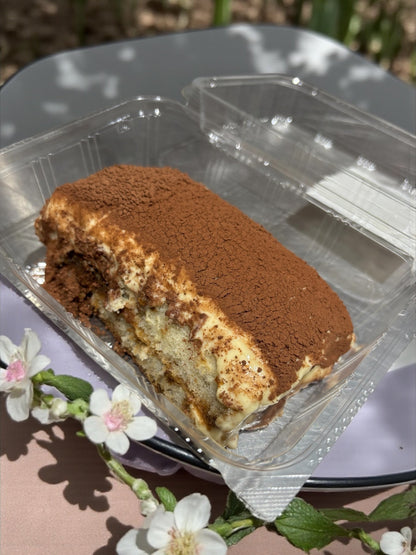 イタリアンティラミスの小分けケーキ、ココアパウダーがかかった伝統的なイタリア風ティラミス