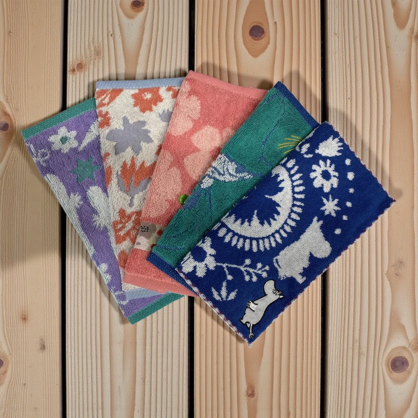 ムーミン ハンカチ 5枚セット 25㎝ × 25㎝　デザイン Aタイプ  （A・B タイプの2種類）